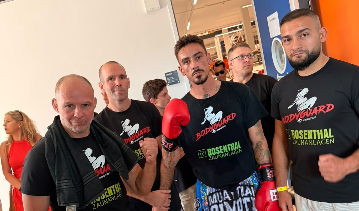Angelo Faedda mit seinem Trainer René Müller und dem Bodyguard-Team vor seinem ersten K-1-Kampf